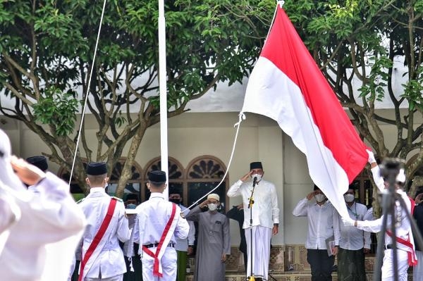 Pertama Kali Pakai Sarung Jadi Inspektur Upacara, Ini Kata Edy Rahmayadi